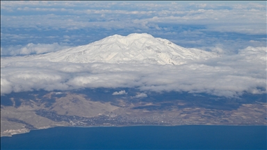 Doğu'nun karlı doruklarına havadan bakış
