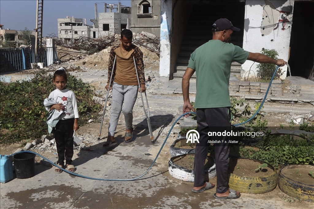 Yağışlar nedeniyle çadırlarını su basan bazı Filistinli aileler Han Yunus'ta bir okula sığındı