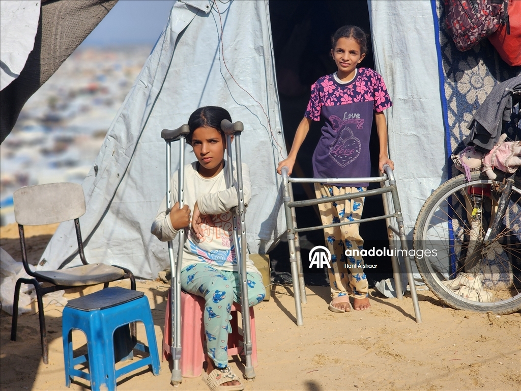 İsrail saldırısı sonucu yaralanan Filistinli kardeşler, tedavi olmayı bekliyor