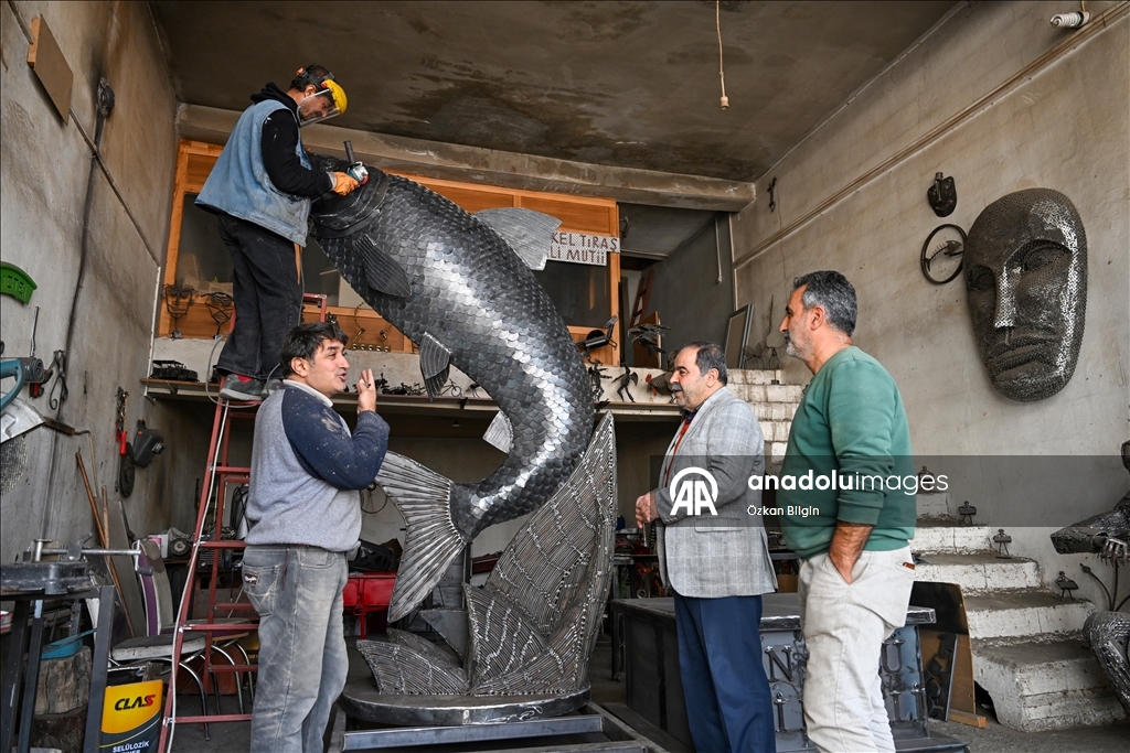 إيراني يبدع بنحت سمكة لؤلؤية بطول 3.3 أمتار من الخردة المعدنية
