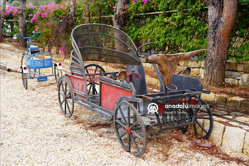 Lübnanlı sanatçı Nassar, şarapnel ve savaş kalıntılarını "barış mesajı taşıyan" eserlere dönüştürüyor