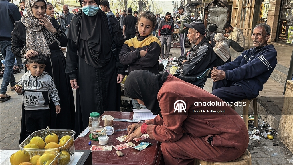 Filistinli kadın, eski ve yırtılmış banknotları onararak ailesinin geçimini sağlıyor