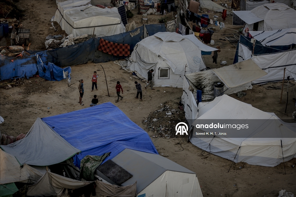 Gazze’de yerinden edilmiş Filistinliler, yıpranmış çadırlarda zorlu hava şartlarıyla mücadele ediyor