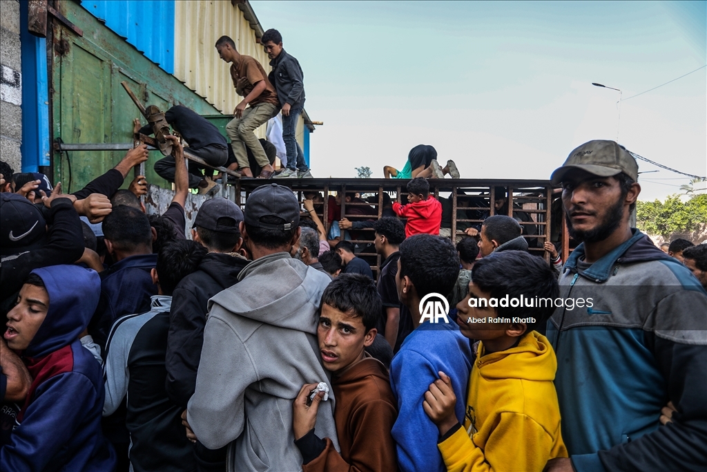 Gazze’de yerinden edilen siviller yardım fırınının önünde uzun kuyruklar oluşturdu