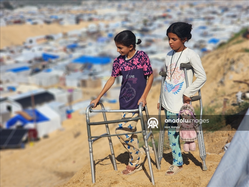 İsrail saldırısı sonucu yaralanan Filistinli kardeşler, tedavi olmayı bekliyor