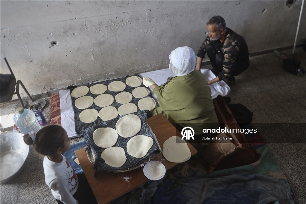 Yağışlar nedeniyle çadırlarını su basan bazı Filistinli aileler Han Yunus'ta bir okula sığındı