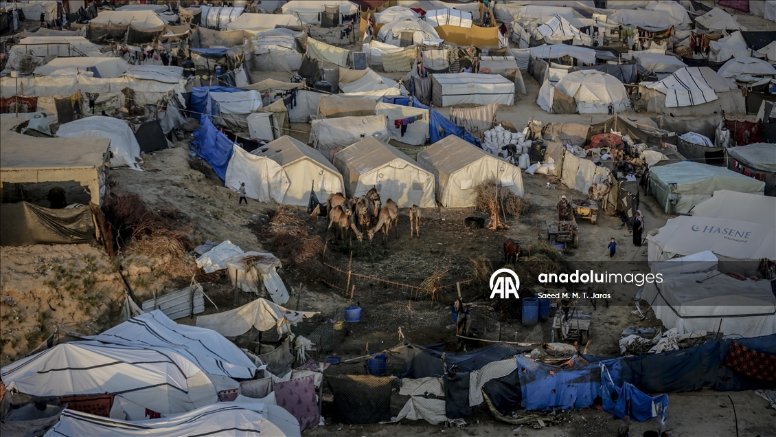Gazze’de yerinden edilmiş Filistinliler, yıpranmış çadırlarda zorlu hava şartlarıyla mücadele ediyor