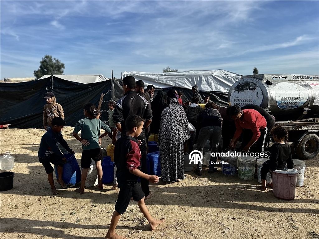 В Газе провели экстренную раздачу воды пострадавшим от ударов