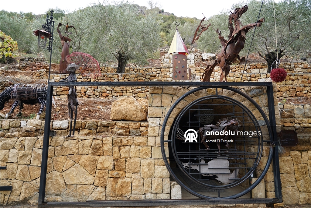 Lübnanlı sanatçı Nassar, şarapnel ve savaş kalıntılarını "barış mesajı taşıyan" eserlere dönüştürüyor