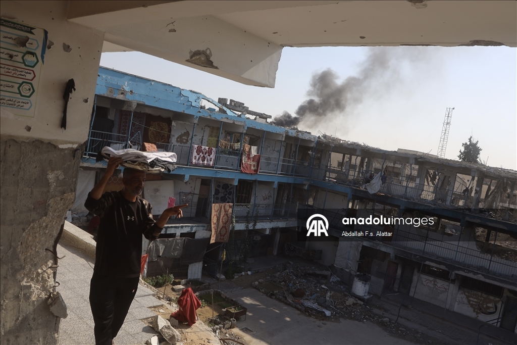 Yağışlar nedeniyle çadırlarını su basan bazı Filistinli aileler Han Yunus'ta bir okula sığındı