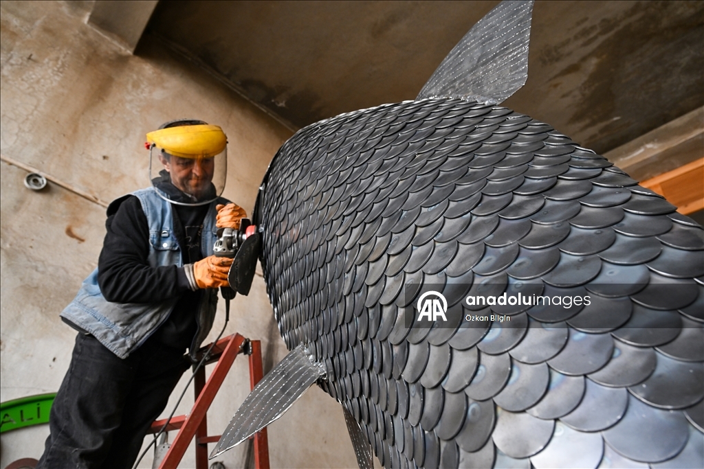 إيراني يبدع بنحت سمكة لؤلؤية بطول 3.3 أمتار من الخردة المعدنية