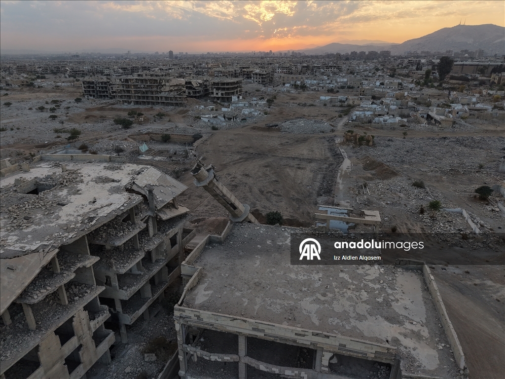 Suriye'de devrik rejimin enkaz haline getirdiği Şam'ın Cobar mahallesi