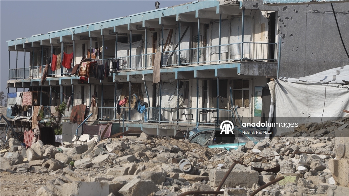 Yağışlar nedeniyle çadırlarını su basan bazı Filistinli aileler Han Yunus'ta bir okula sığındı