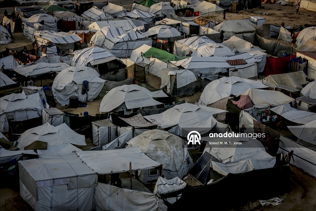 Gazze’de yerinden edilmiş Filistinliler, yıpranmış çadırlarda zorlu hava şartlarıyla mücadele ediyor
