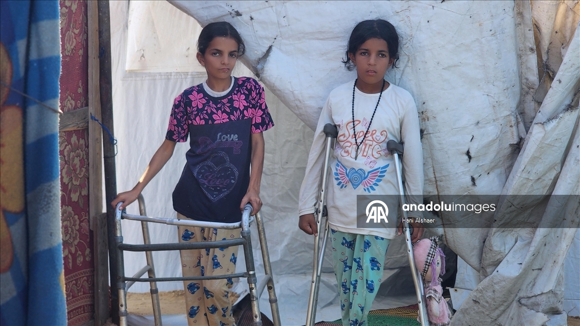 İsrail saldırısı sonucu yaralanan Filistinli kardeşler, tedavi olmayı bekliyor