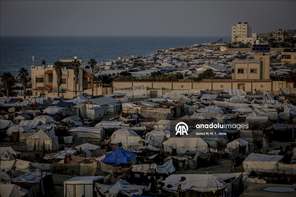 Gazze’de yerinden edilmiş Filistinliler, yıpranmış çadırlarda zorlu hava şartlarıyla mücadele ediyor