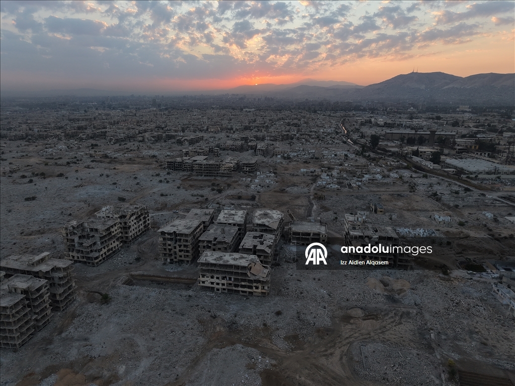 Suriye'de devrik rejimin enkaz haline getirdiği Şam'ın Cobar mahallesi