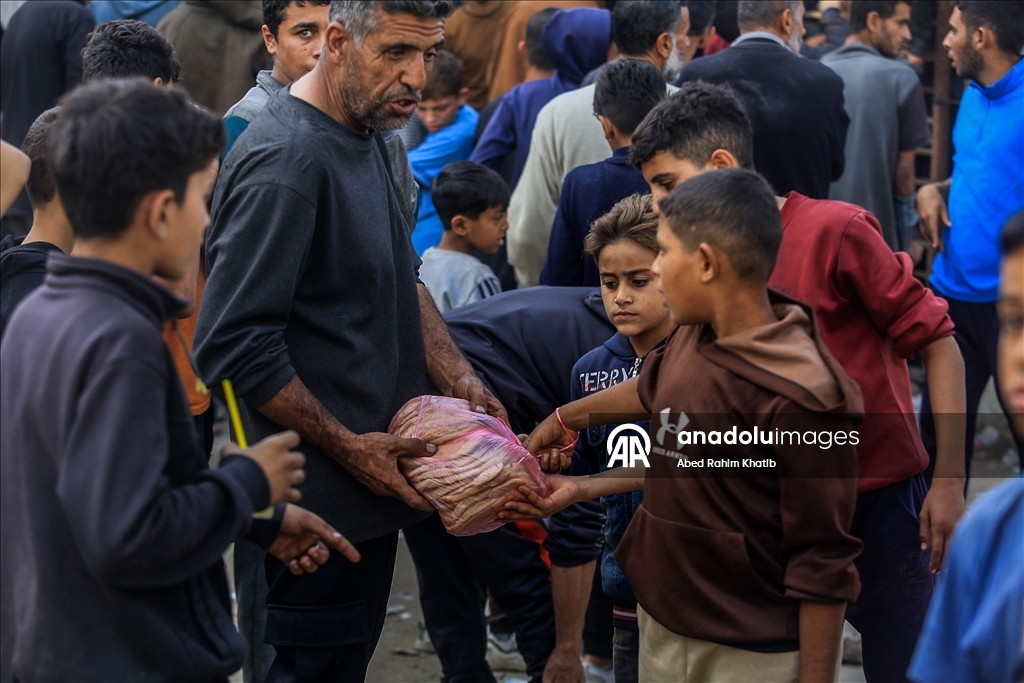Gazze’de yerinden edilen siviller yardım fırınının önünde uzun kuyruklar oluşturdu