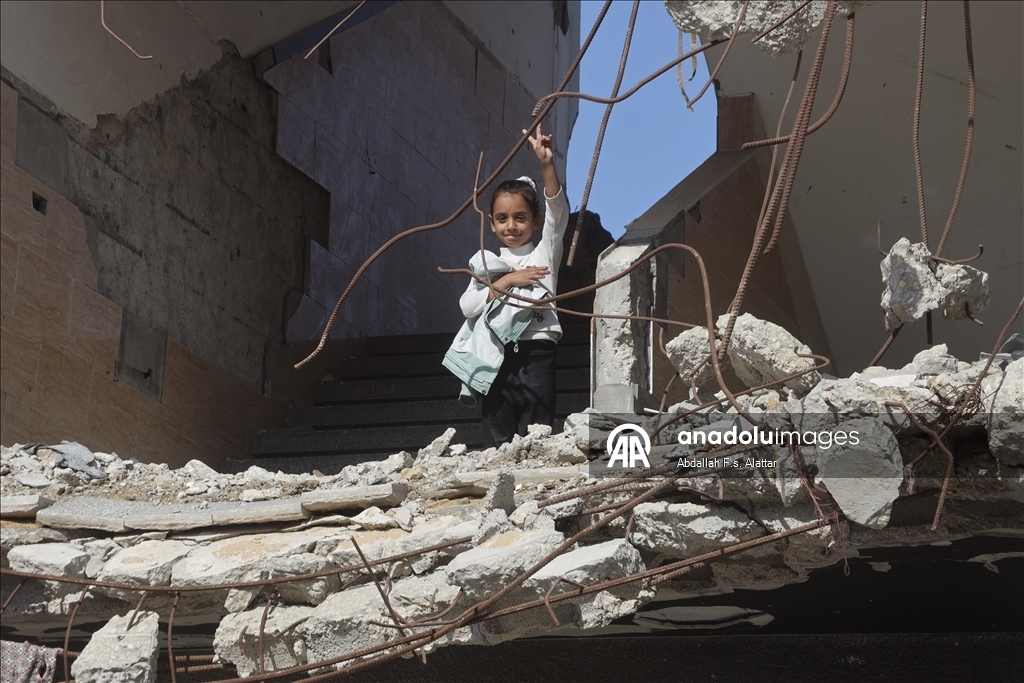 Yağışlar nedeniyle çadırlarını su basan bazı Filistinli aileler Han Yunus'ta bir okula sığındı