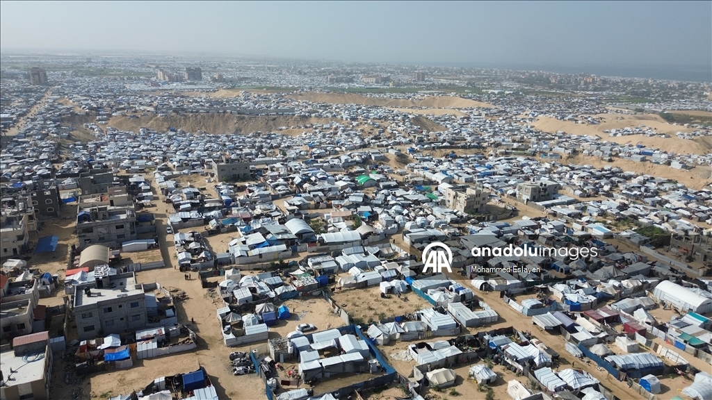 Gazze Şeridi'nde yerinden edilmiş Filistinli aileler kışı yıpranmış çadırlarla karşılıyor