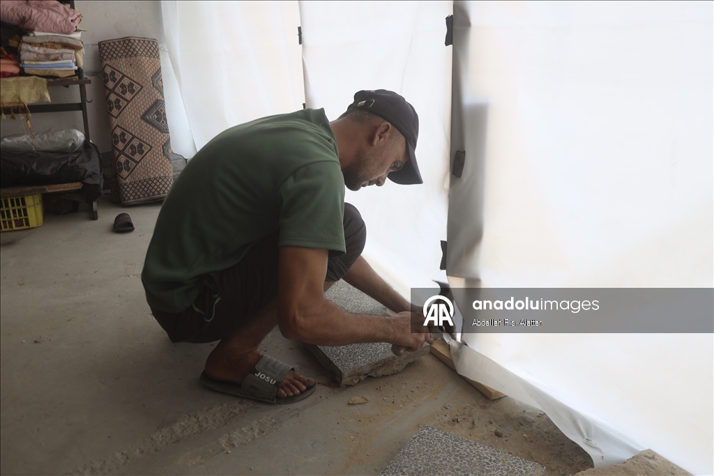 Yağışlar nedeniyle çadırlarını su basan bazı Filistinli aileler Han Yunus'ta bir okula sığındı