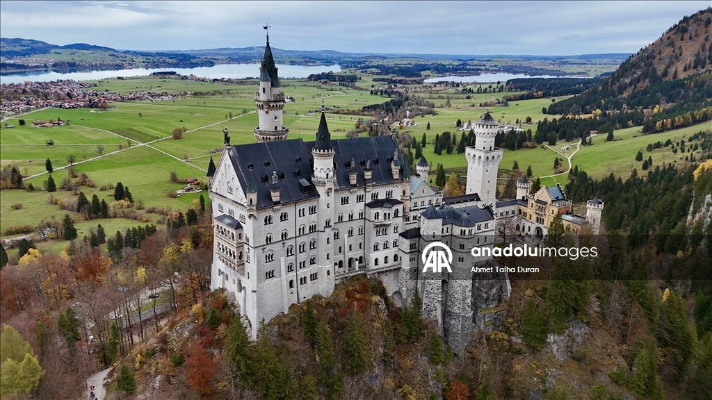 Bavyera’daki tarihi Neuschwanstein Şatosu sonbahar manzarasıyla dikkat çekti