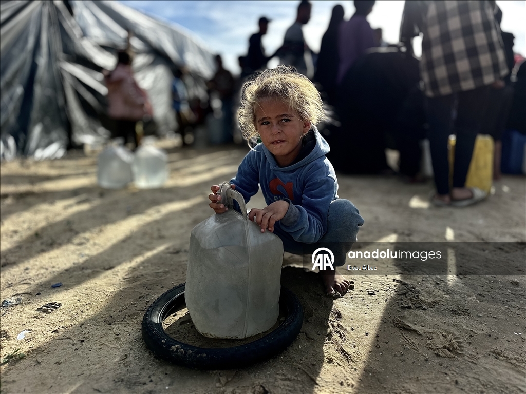 В Газе провели экстренную раздачу воды пострадавшим от ударов