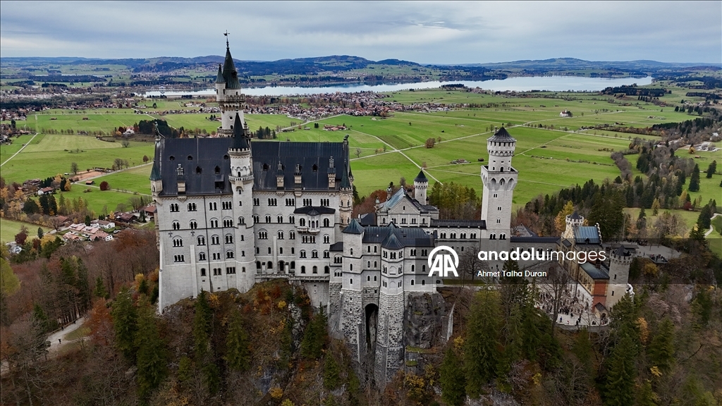 Bavyera’daki tarihi Neuschwanstein Şatosu sonbahar manzarasıyla dikkat çekti