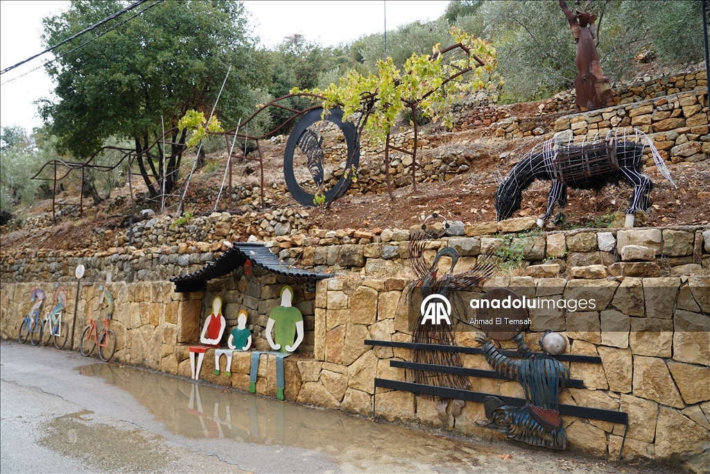 Lübnanlı sanatçı Nassar, şarapnel ve savaş kalıntılarını "barış mesajı taşıyan" eserlere dönüştürüyor