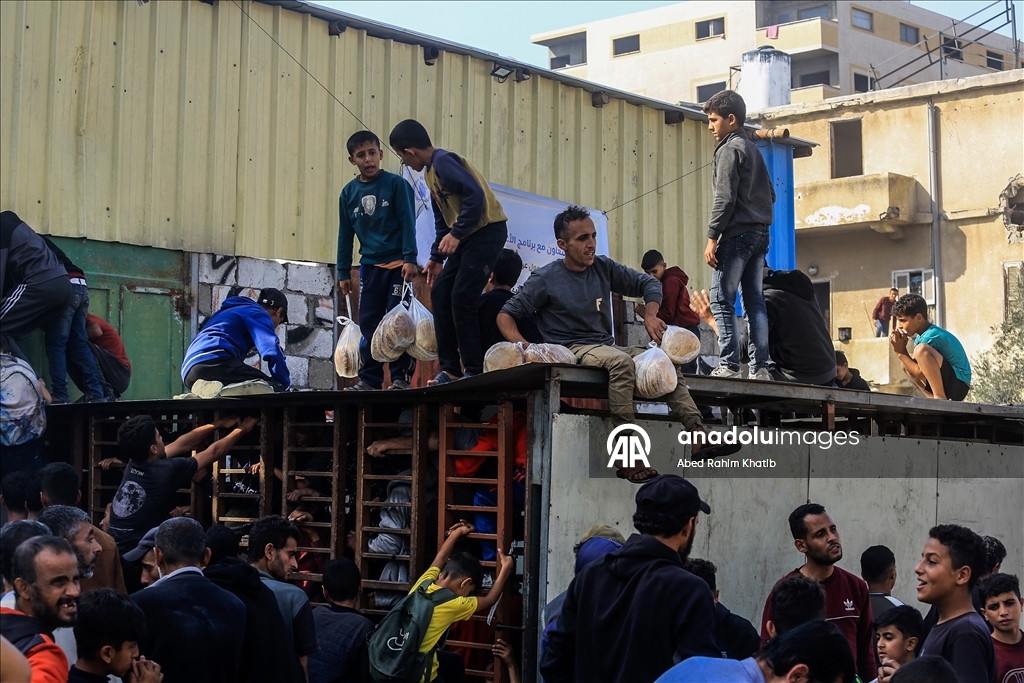Gazze’de yerinden edilen siviller yardım fırınının önünde uzun kuyruklar oluşturdu