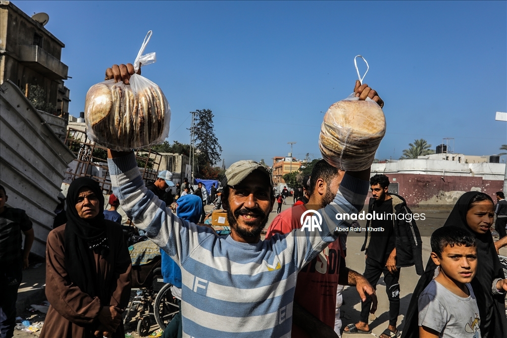 Gazze’de yerinden edilen siviller yardım fırınının önünde uzun kuyruklar oluşturdu