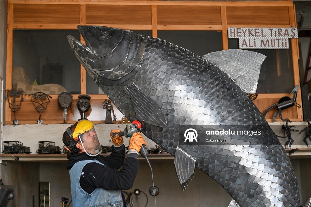 إيراني يبدع بنحت سمكة لؤلؤية بطول 3.3 أمتار من الخردة المعدنية