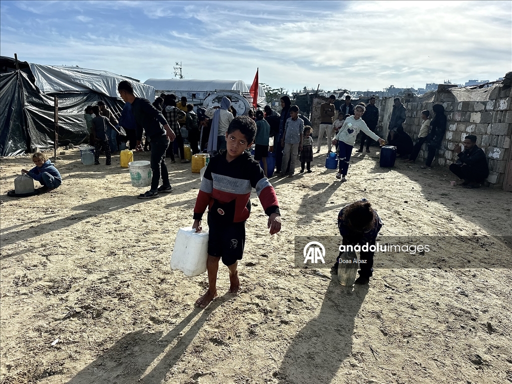 В Газе провели экстренную раздачу воды пострадавшим от ударов