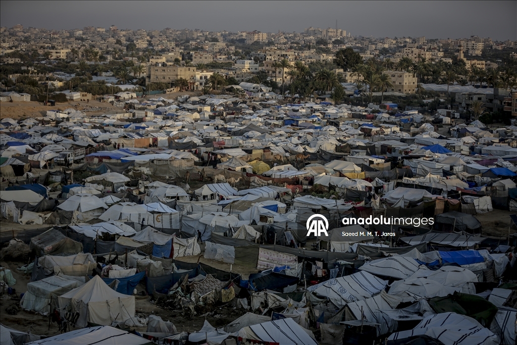 Gazze’de yerinden edilmiş Filistinliler, yıpranmış çadırlarda zorlu hava şartlarıyla mücadele ediyor