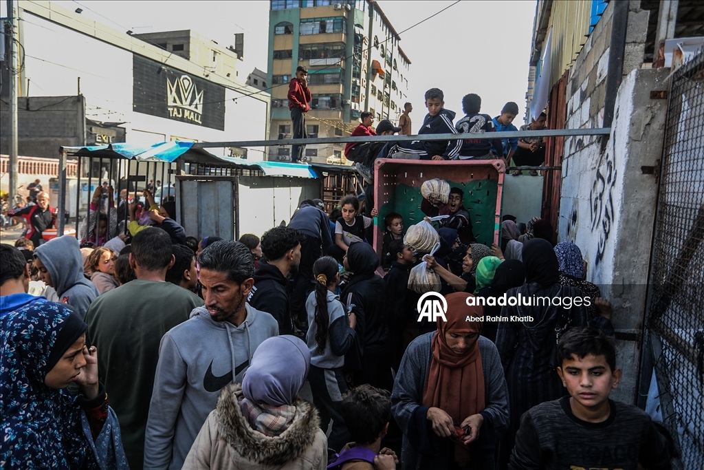 Gazze’de yerinden edilen siviller yardım fırınının önünde uzun kuyruklar oluşturdu