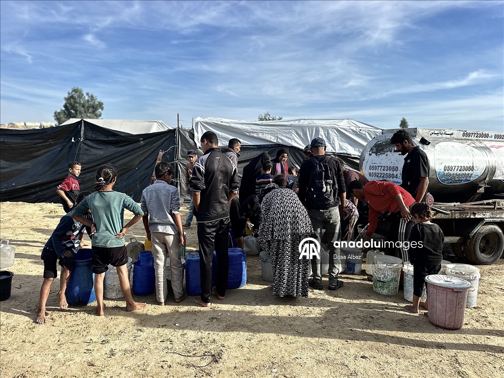 В Газе провели экстренную раздачу воды пострадавшим от ударов