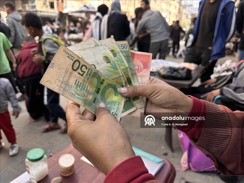 Filistinli kadın, eski ve yırtılmış banknotları onararak ailesinin geçimini sağlıyor