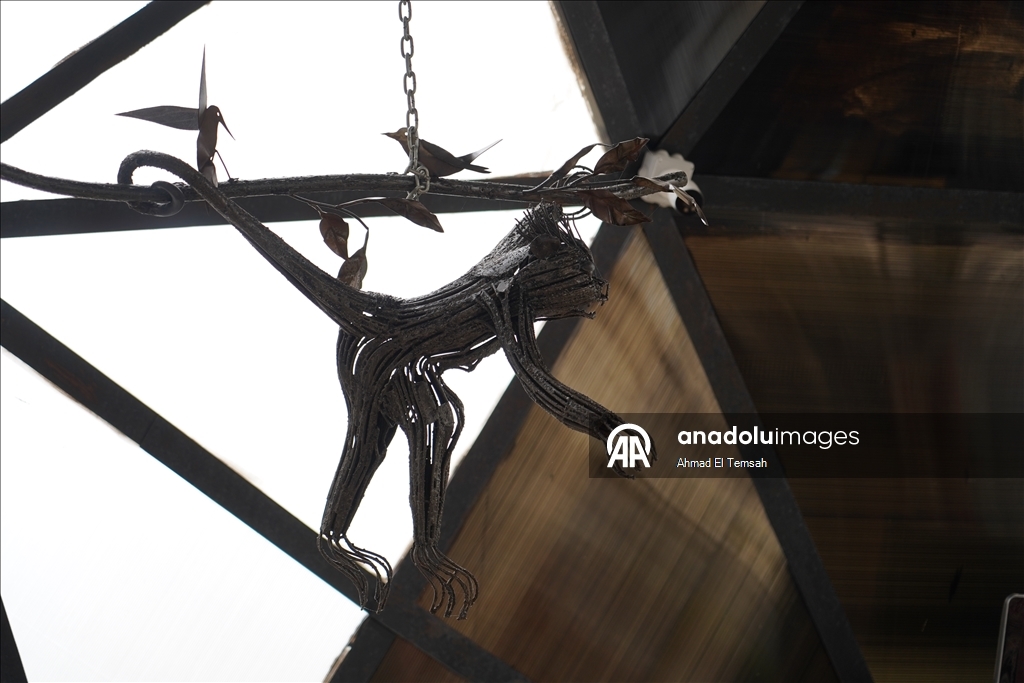 Lübnanlı sanatçı Nassar, şarapnel ve savaş kalıntılarını "barış mesajı taşıyan" eserlere dönüştürüyor