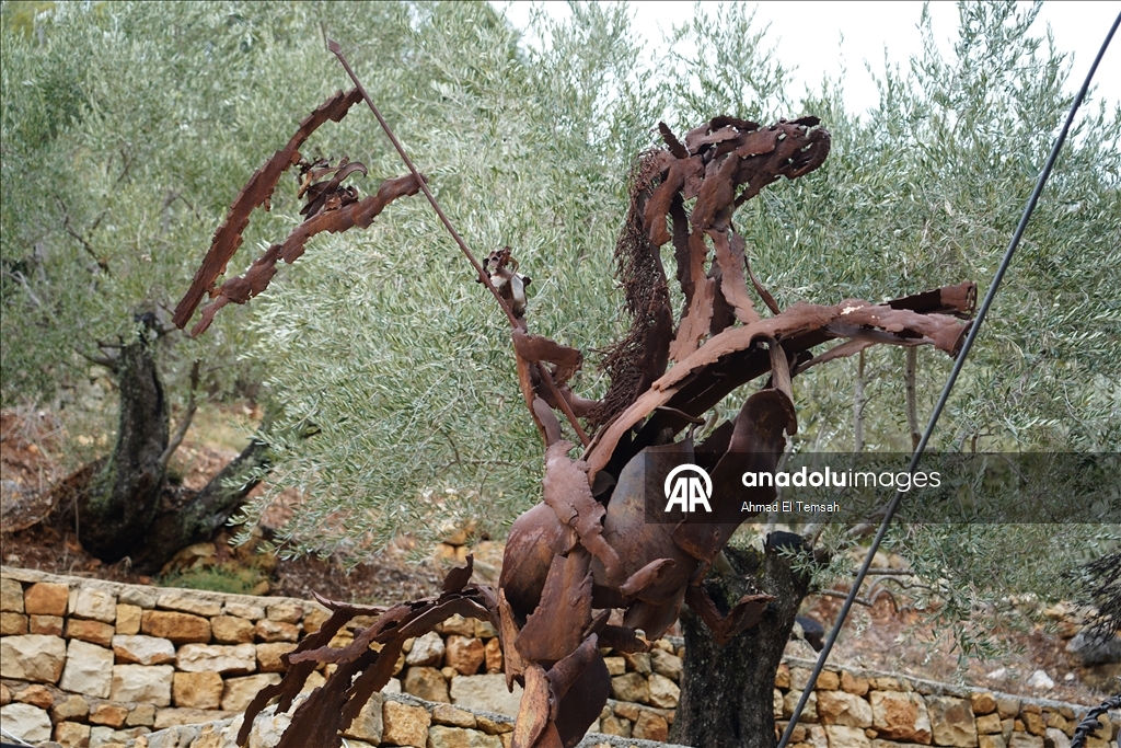 Lübnanlı sanatçı Nassar, şarapnel ve savaş kalıntılarını "barış mesajı taşıyan" eserlere dönüştürüyor