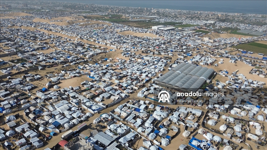 Gazze Şeridi'nde yerinden edilmiş Filistinli aileler kışı yıpranmış çadırlarla karşılıyor
