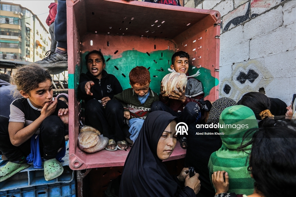 Gazze’de yerinden edilen siviller yardım fırınının önünde uzun kuyruklar oluşturdu