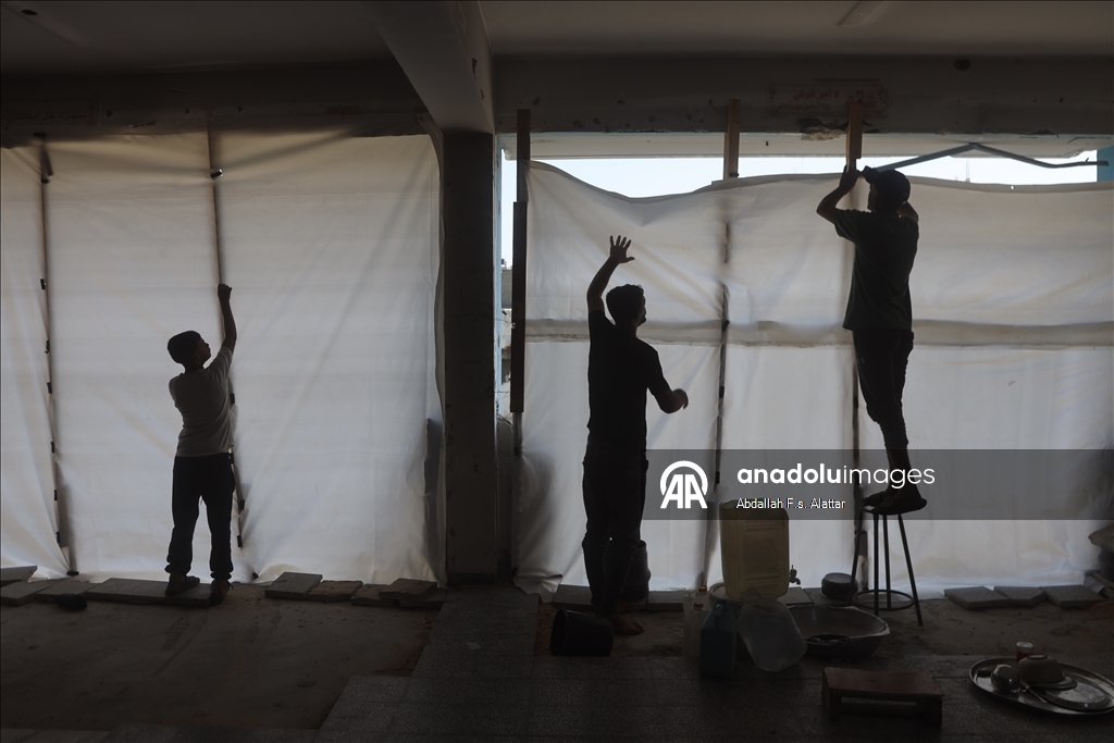 Yağışlar nedeniyle çadırlarını su basan bazı Filistinli aileler Han Yunus'ta bir okula sığındı