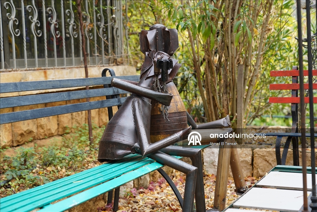 Lübnanlı sanatçı Nassar, şarapnel ve savaş kalıntılarını "barış mesajı taşıyan" eserlere dönüştürüyor