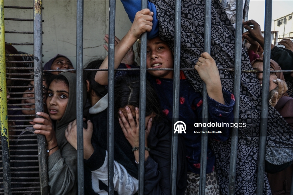 Gazze’de yerinden edilen siviller yardım fırınının önünde uzun kuyruklar oluşturdu