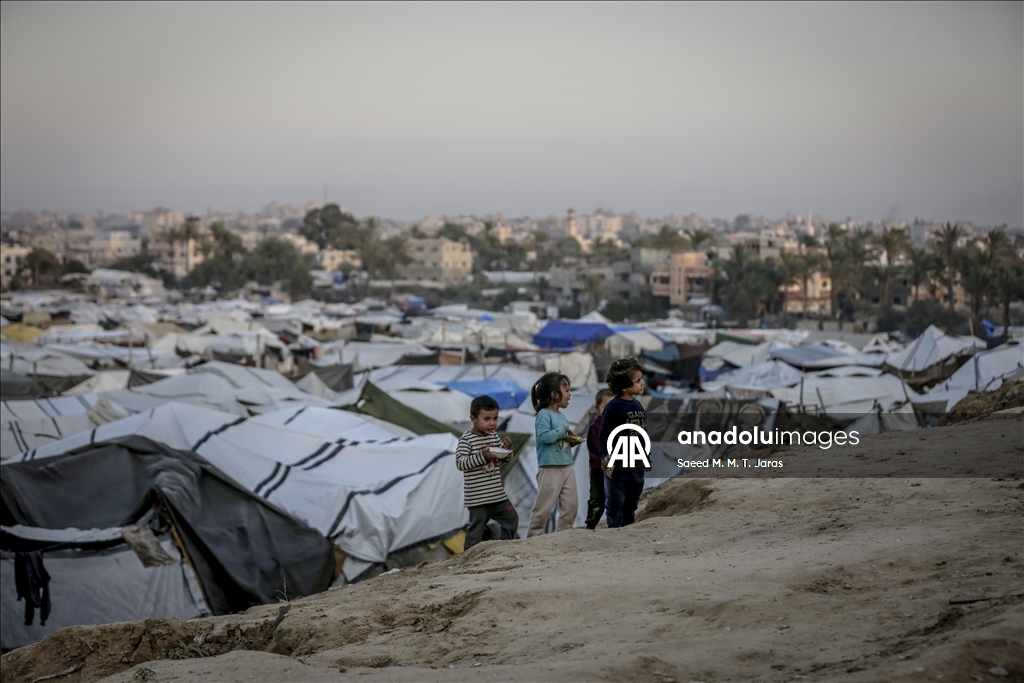 Gazze’de yerinden edilmiş Filistinliler, yıpranmış çadırlarda zorlu hava şartlarıyla mücadele ediyor