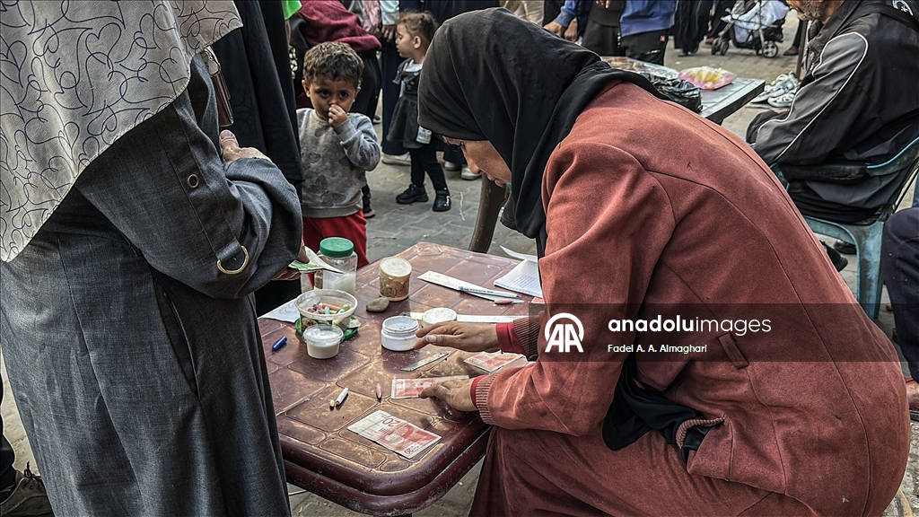 Filistinli kadın, eski ve yırtılmış banknotları onararak ailesinin geçimini sağlıyor