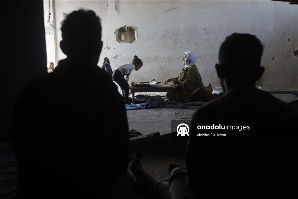 Yağışlar nedeniyle çadırlarını su basan bazı Filistinli aileler Han Yunus'ta bir okula sığındı