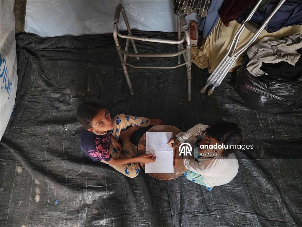 İsrail saldırısı sonucu yaralanan Filistinli kardeşler, tedavi olmayı bekliyor