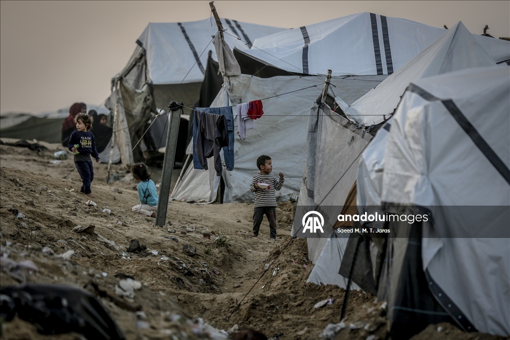 Gazze’de yerinden edilmiş Filistinliler, yıpranmış çadırlarda zorlu hava şartlarıyla mücadele ediyor