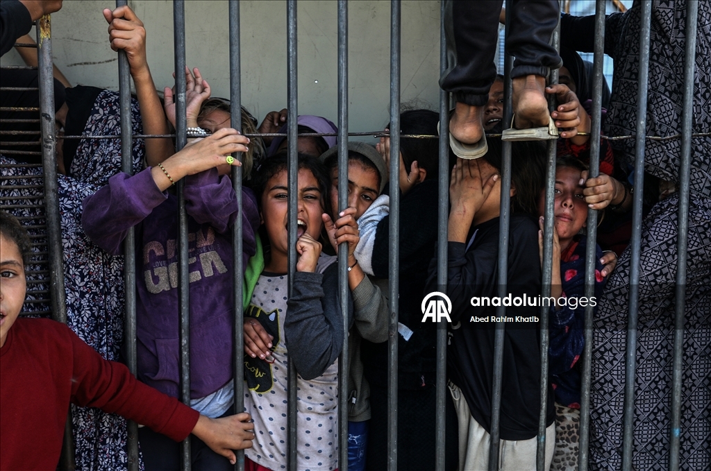 Gazze’de yerinden edilen siviller yardım fırınının önünde uzun kuyruklar oluşturdu
